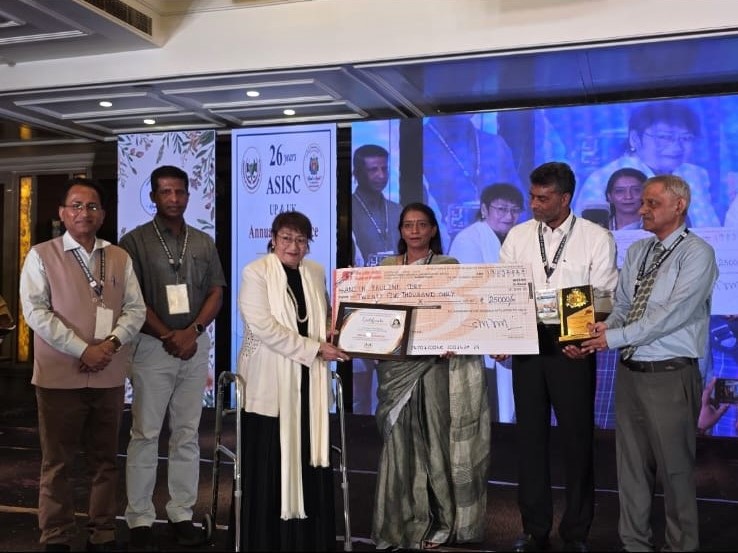 Dr Anita Pauline Dey receiving the Lifetime Achievement Award